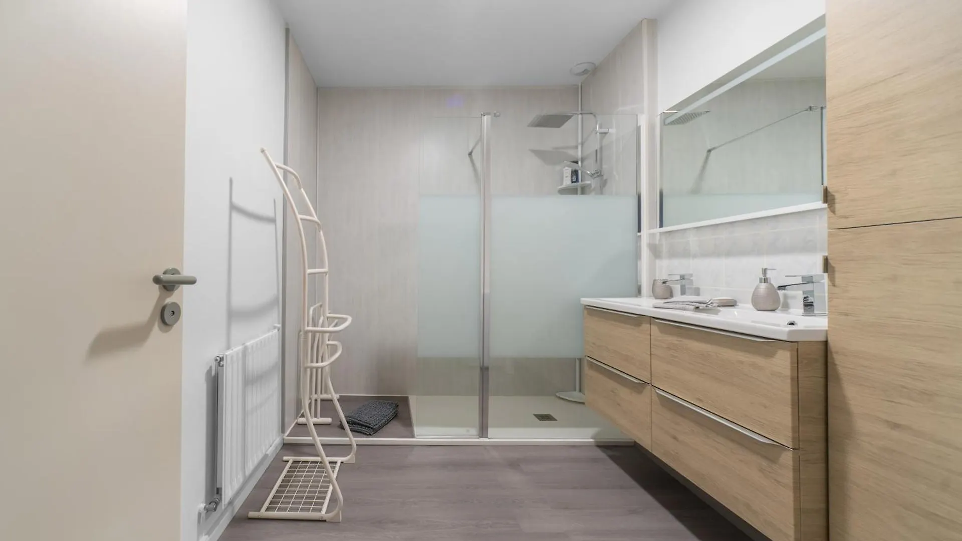 Le Bardin - Grand Appartement Design, Parking Gratuit Vichy 0*,  France